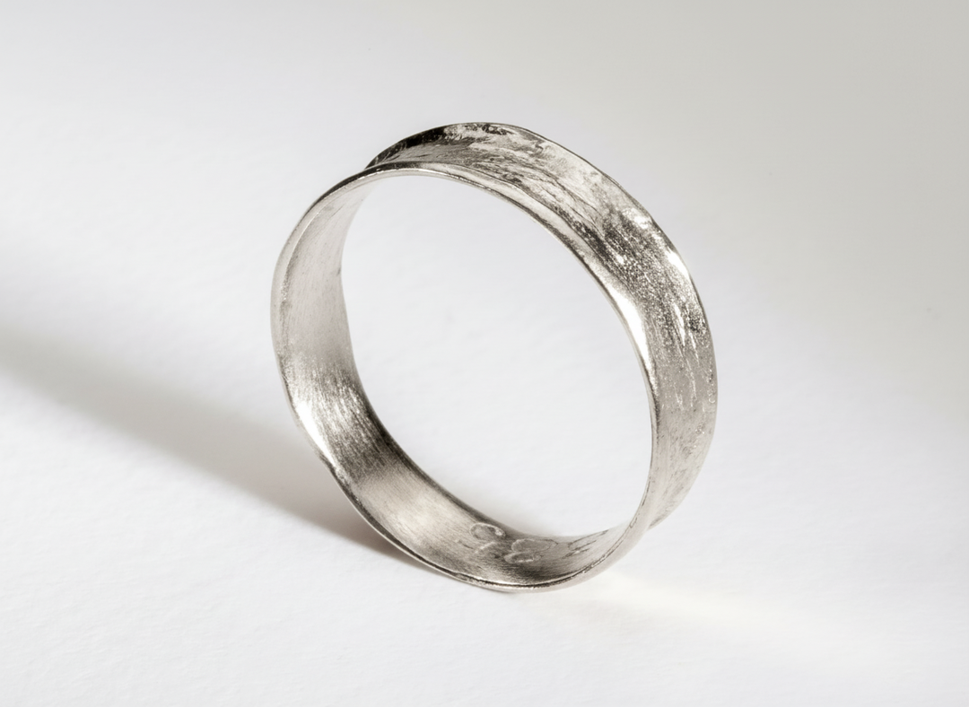 להקת נישואין לגברים במרקם ייחודי 18K זהב מוצק