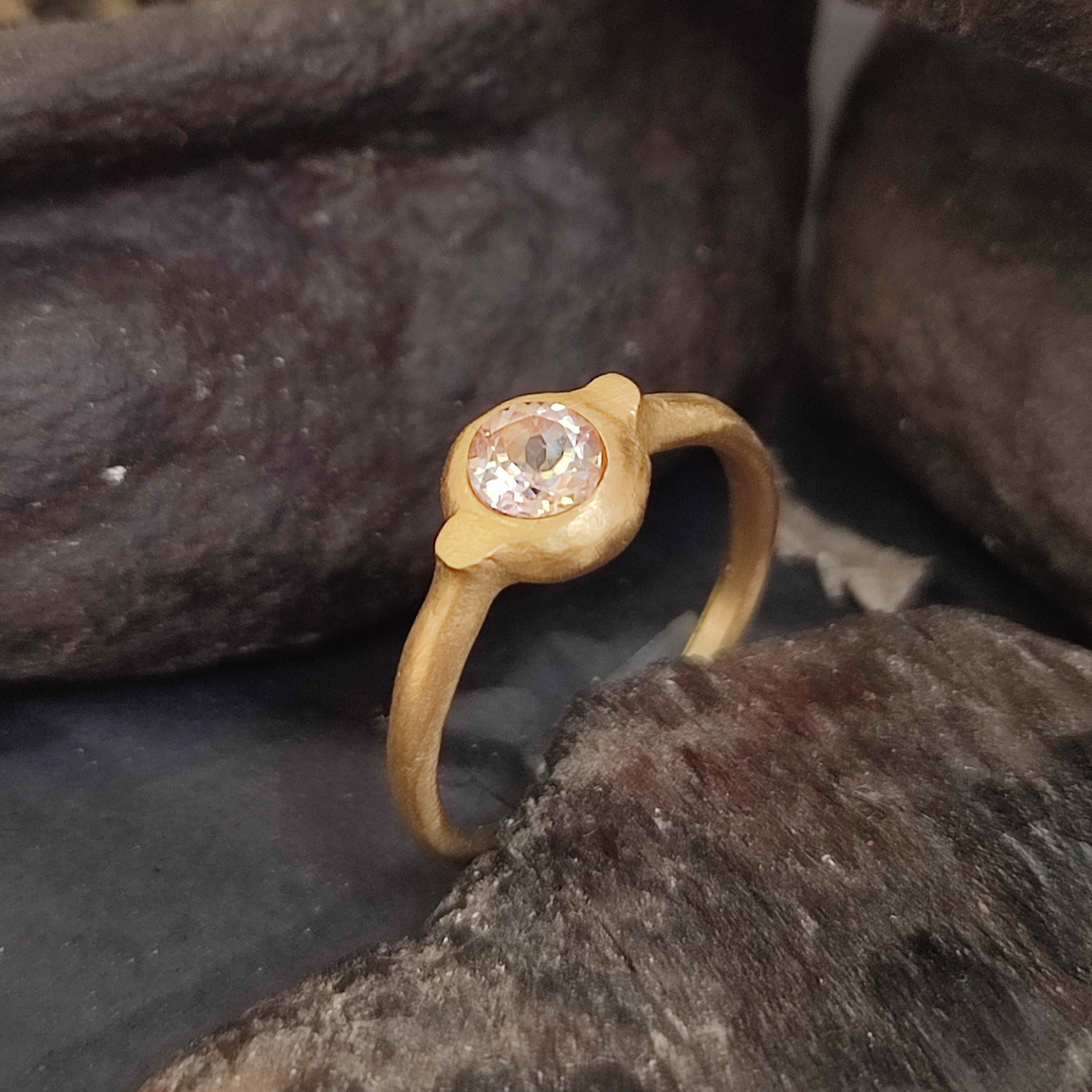 טבעת זהב דקה כחול שקופה טופז