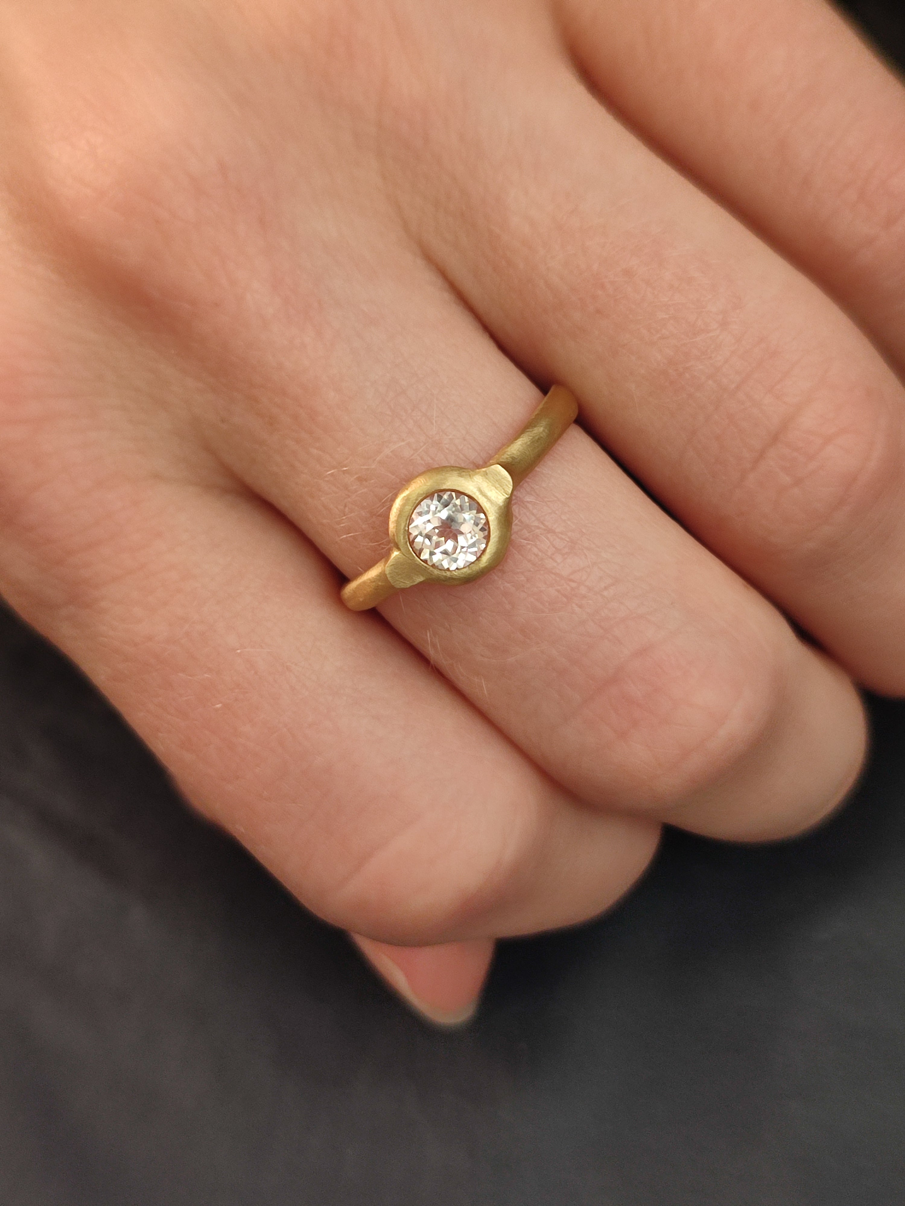 טבעת זהב דקה כחול שקופה טופז