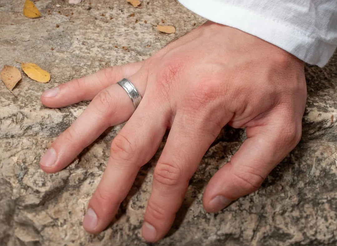 להקת נישואין לגברים במרקם ייחודי 18K זהב מוצק