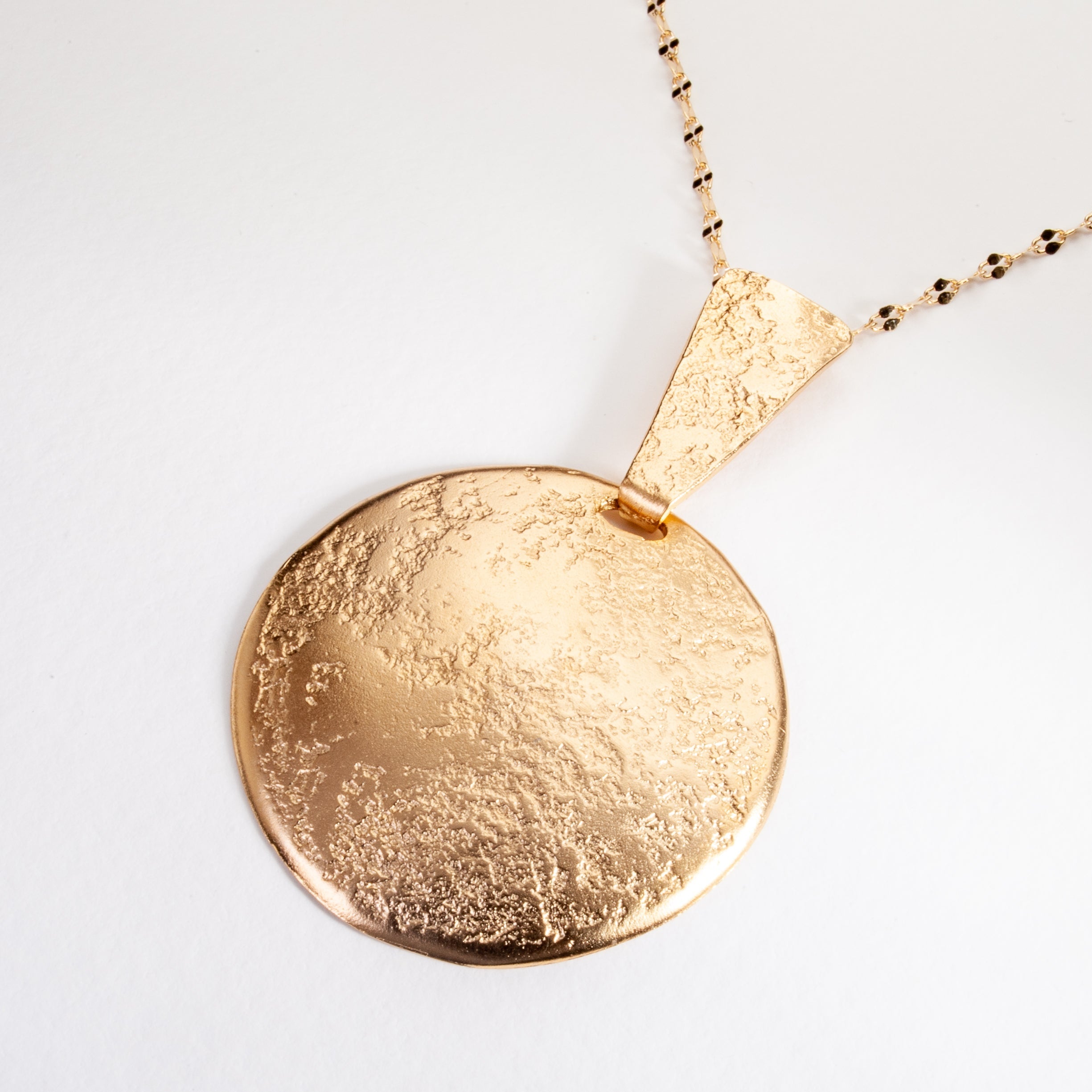 Large Round 14k Gold Circle Pendant Necklace in Textured Hammered Gold