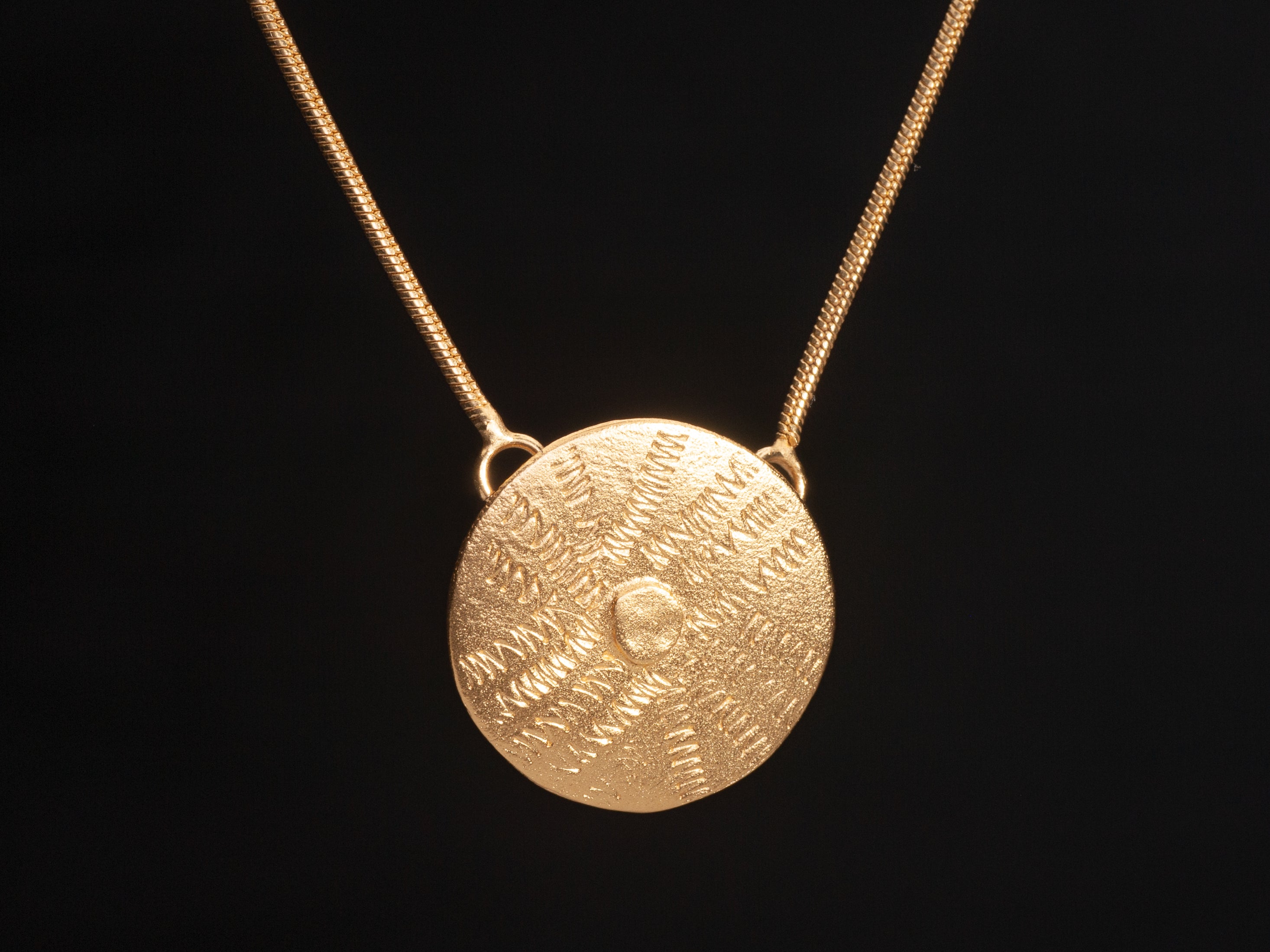 שרשרת תליון עיגול קטן 14 קראט זהב מרוקן