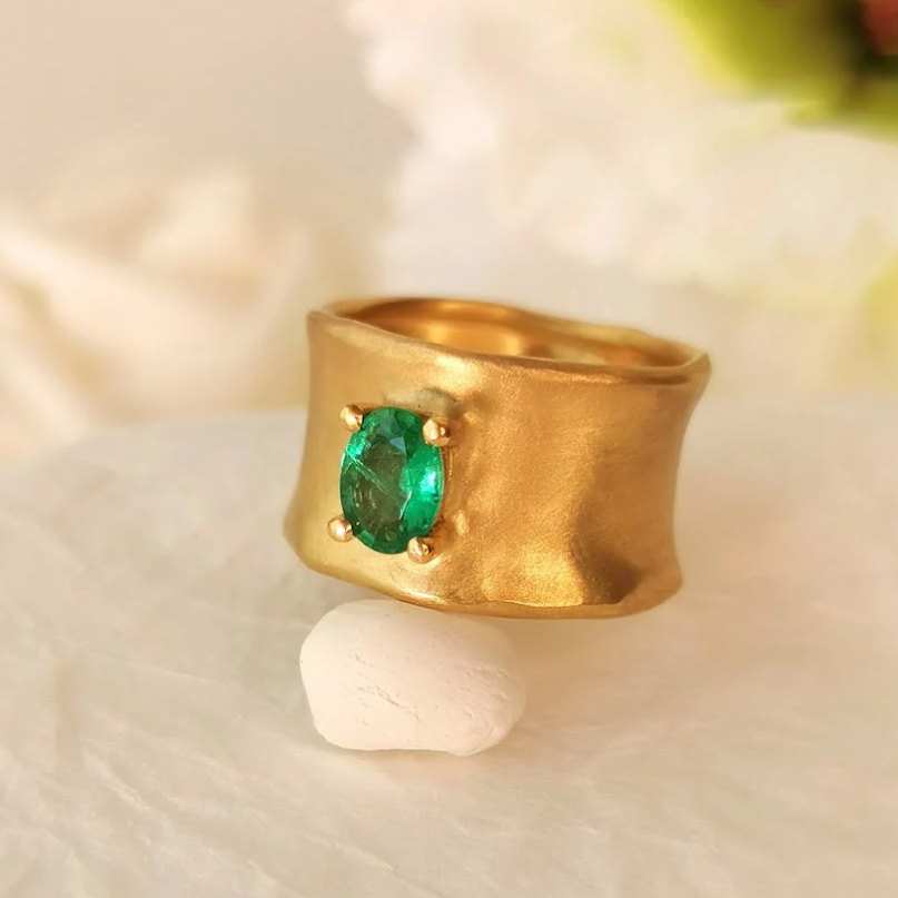 The Renewal and Growth of Emeralds in Gold Jewelry