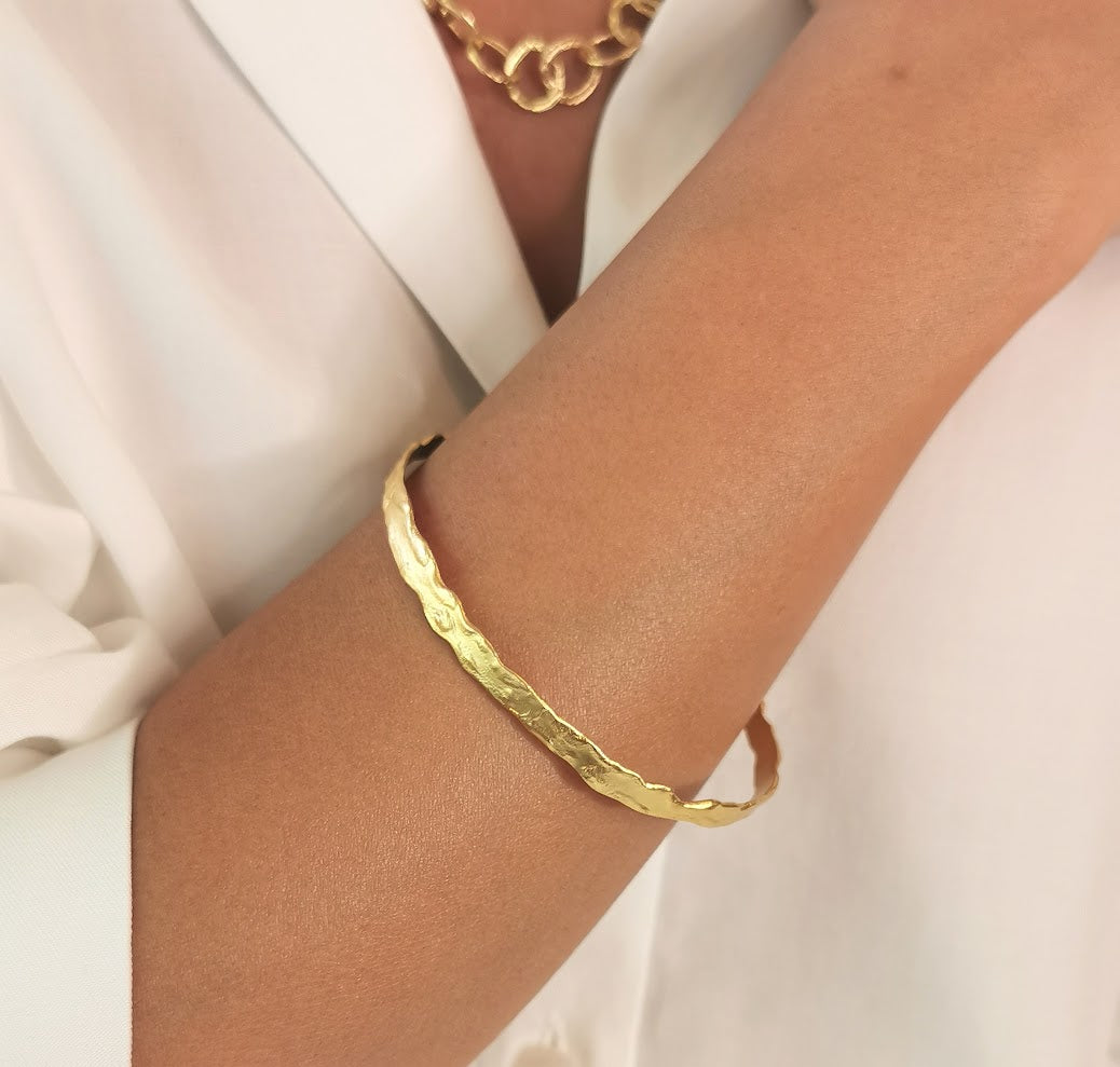 3 stylish ways to incorporate gold jewelry