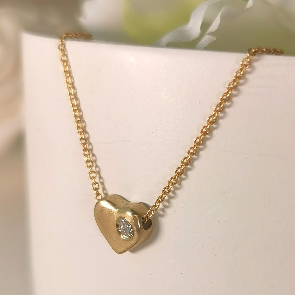 Meaningful Gold Pendants for the Winter Season