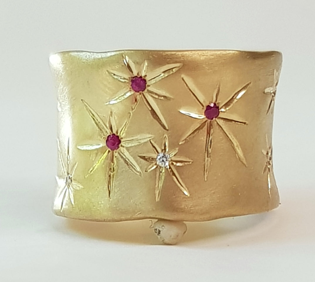 Ethereal 18K Gold Cigar Band Ring Engraved With Stars, Set Diamonds And Rubies