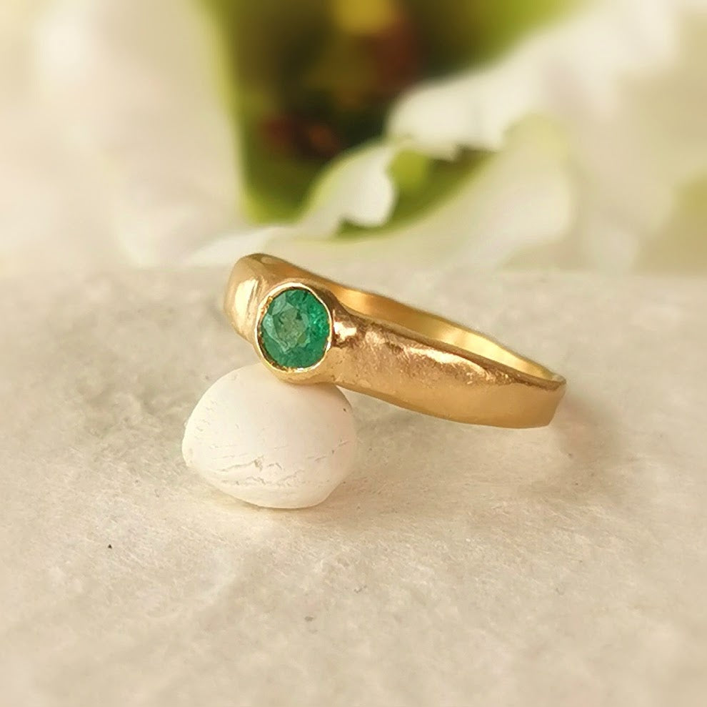 Green Emerald Gemstone Engagement Ring 18k Gold Ring Gypsy Setting