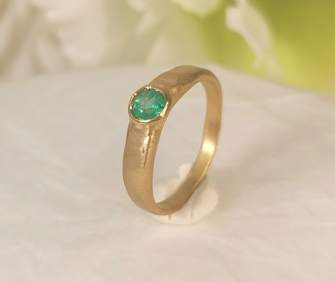 Green Emerald Gemstone Engagement Ring 18k Gold Ring Gypsy Setting