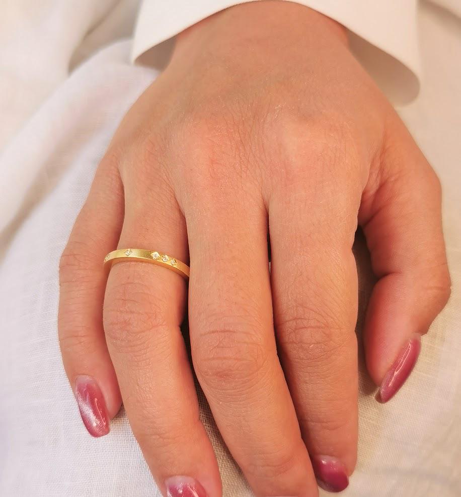 טבעת אירוסין גדולה ספיר ו-2 יהלומים זהב לבן