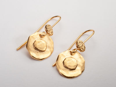 minimalist gold circle earrings