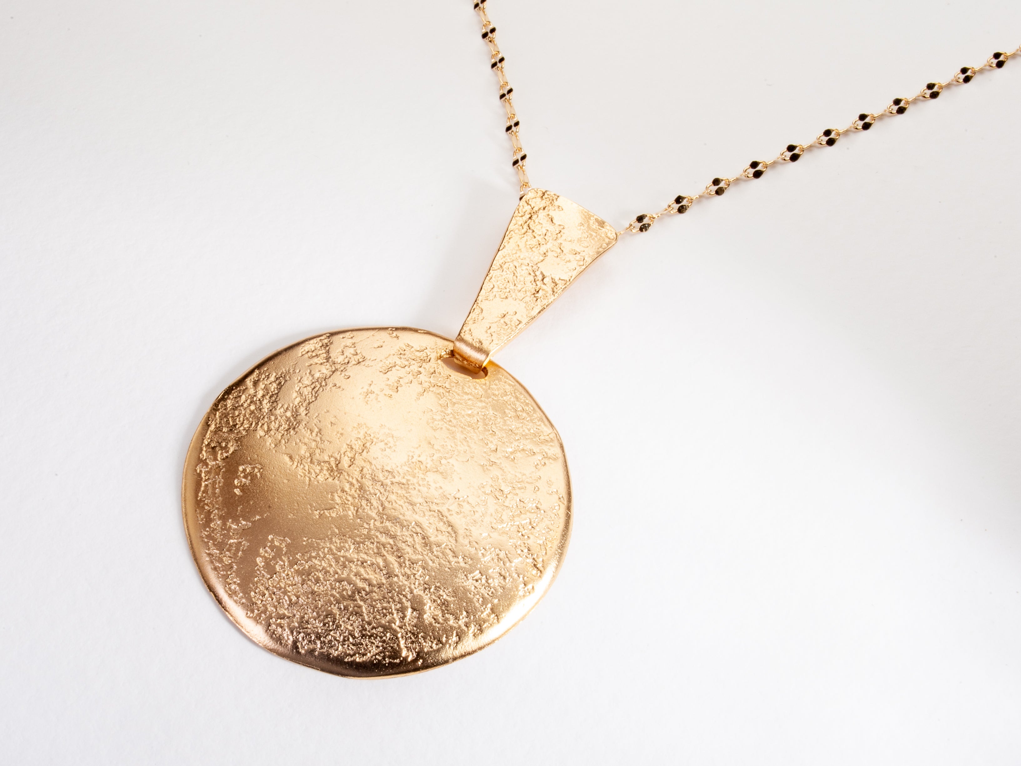 Large Round 14k Gold Circle Pendant Necklace in Textured Hammered Gold