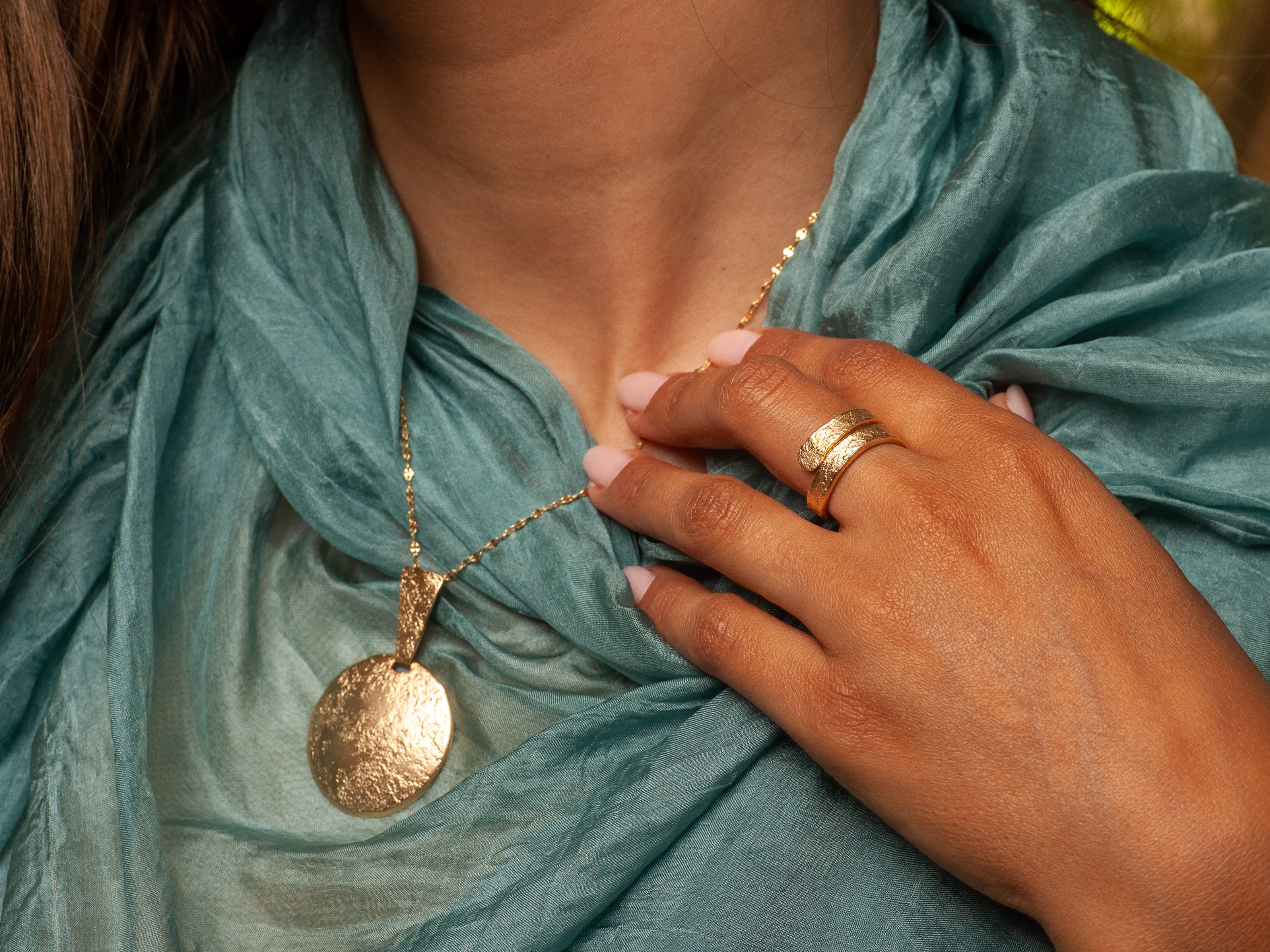 Large Round 14k Gold Circle Pendant Necklace in Textured Hammered Gold