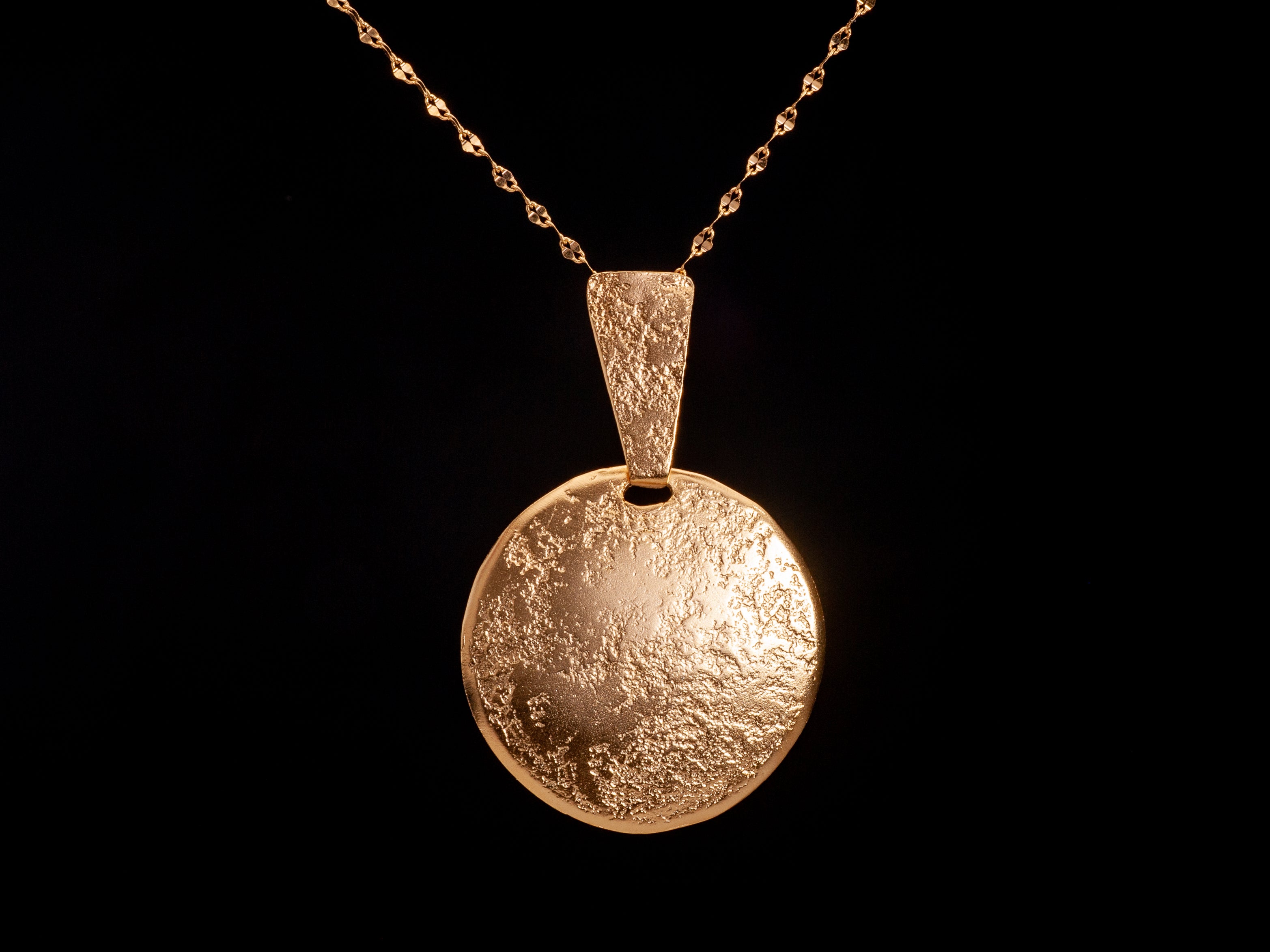 Large Round 14k Gold Circle Pendant Necklace in Textured Hammered Gold