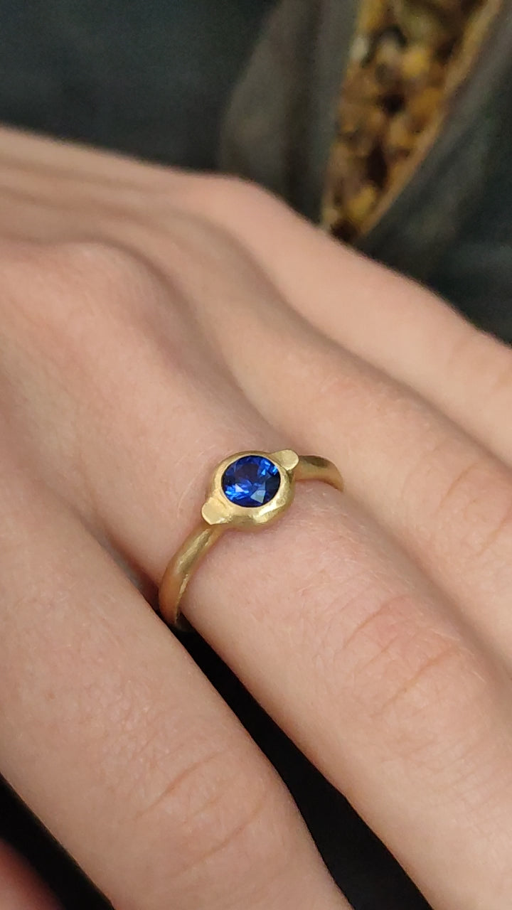 Blue Sapphire Gemstone Ring in 18k gold-ZadokGold