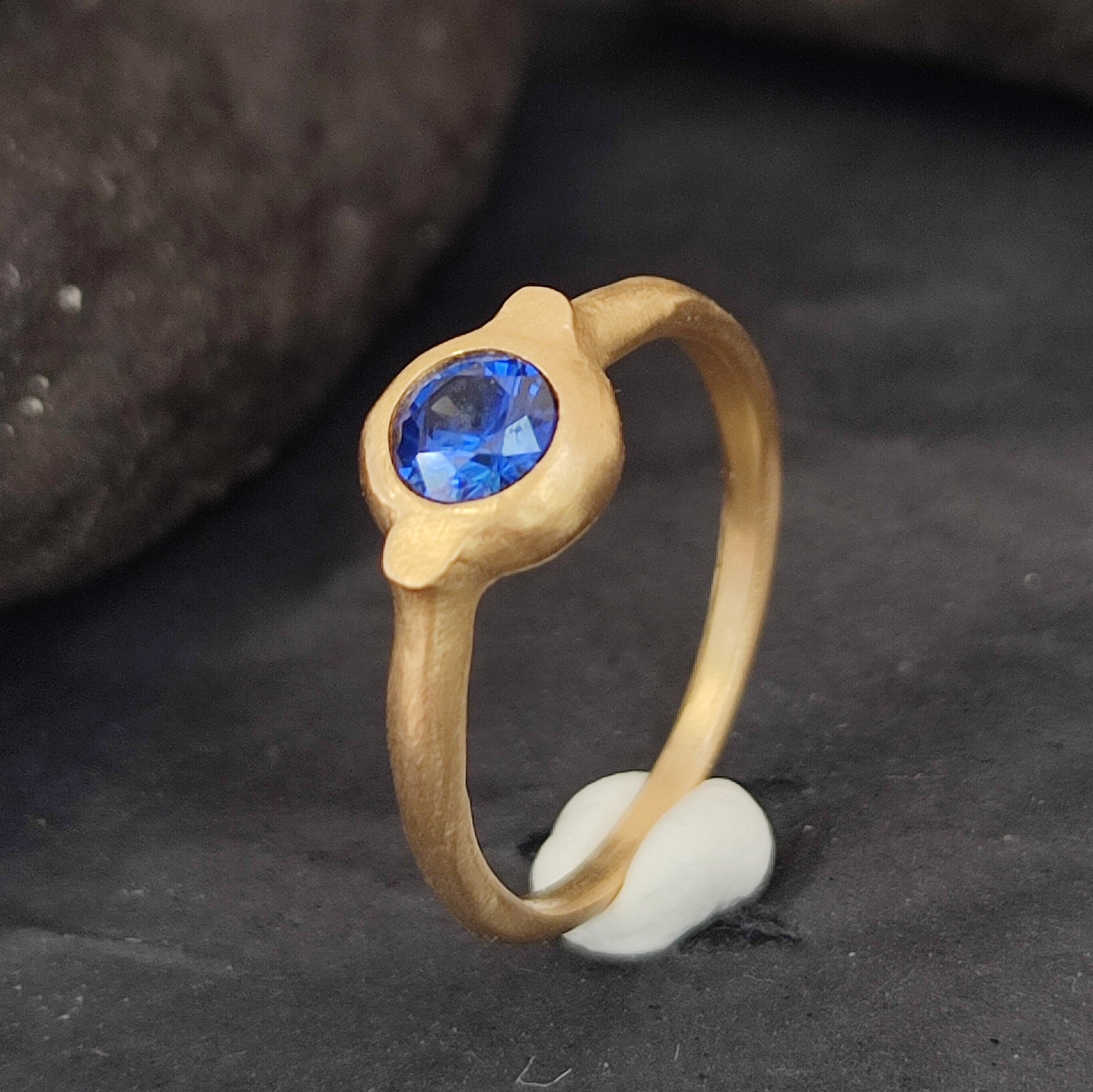 Blue Sapphire Gemstone Ring in 18k gold