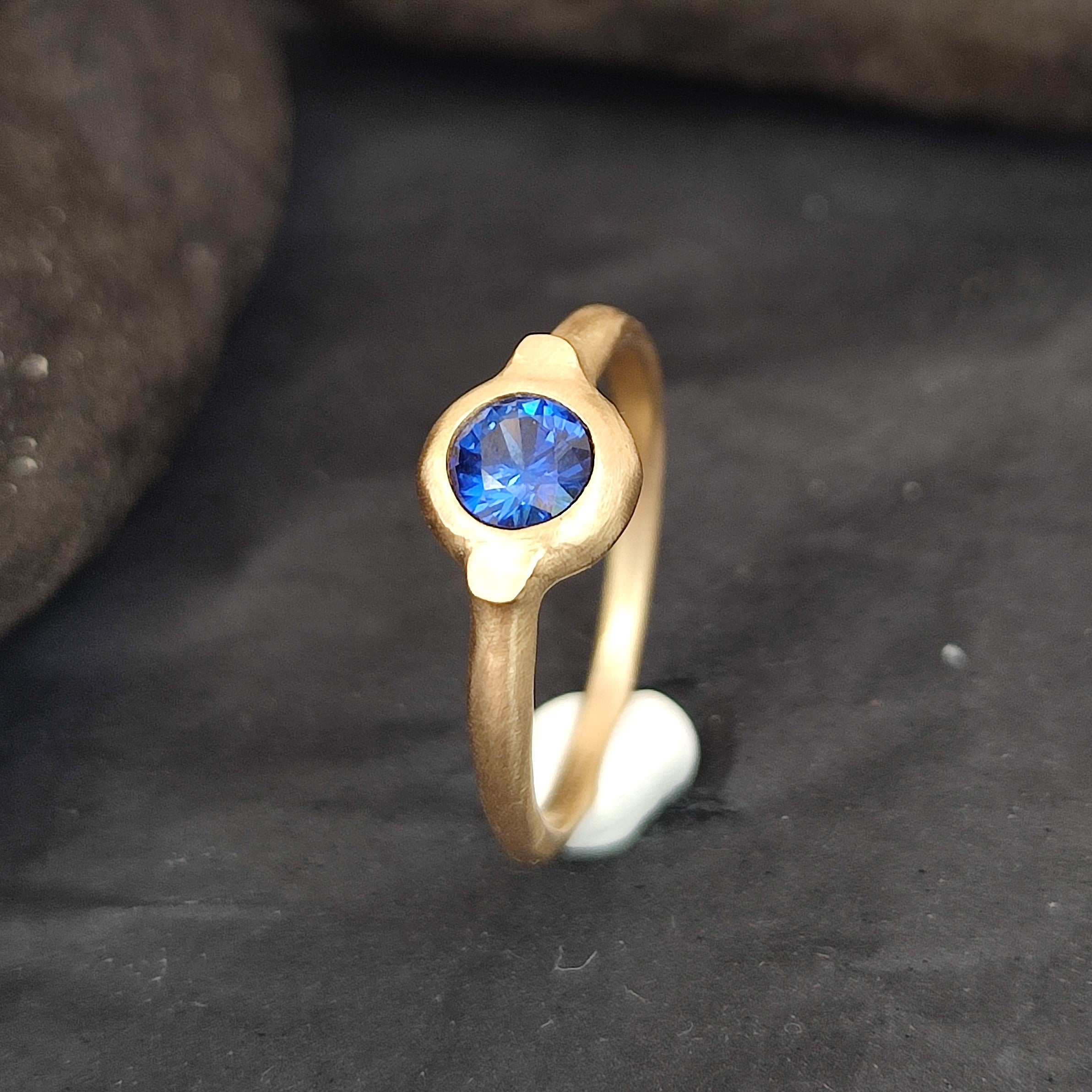 Blue Sapphire Gemstone Ring in 18k gold