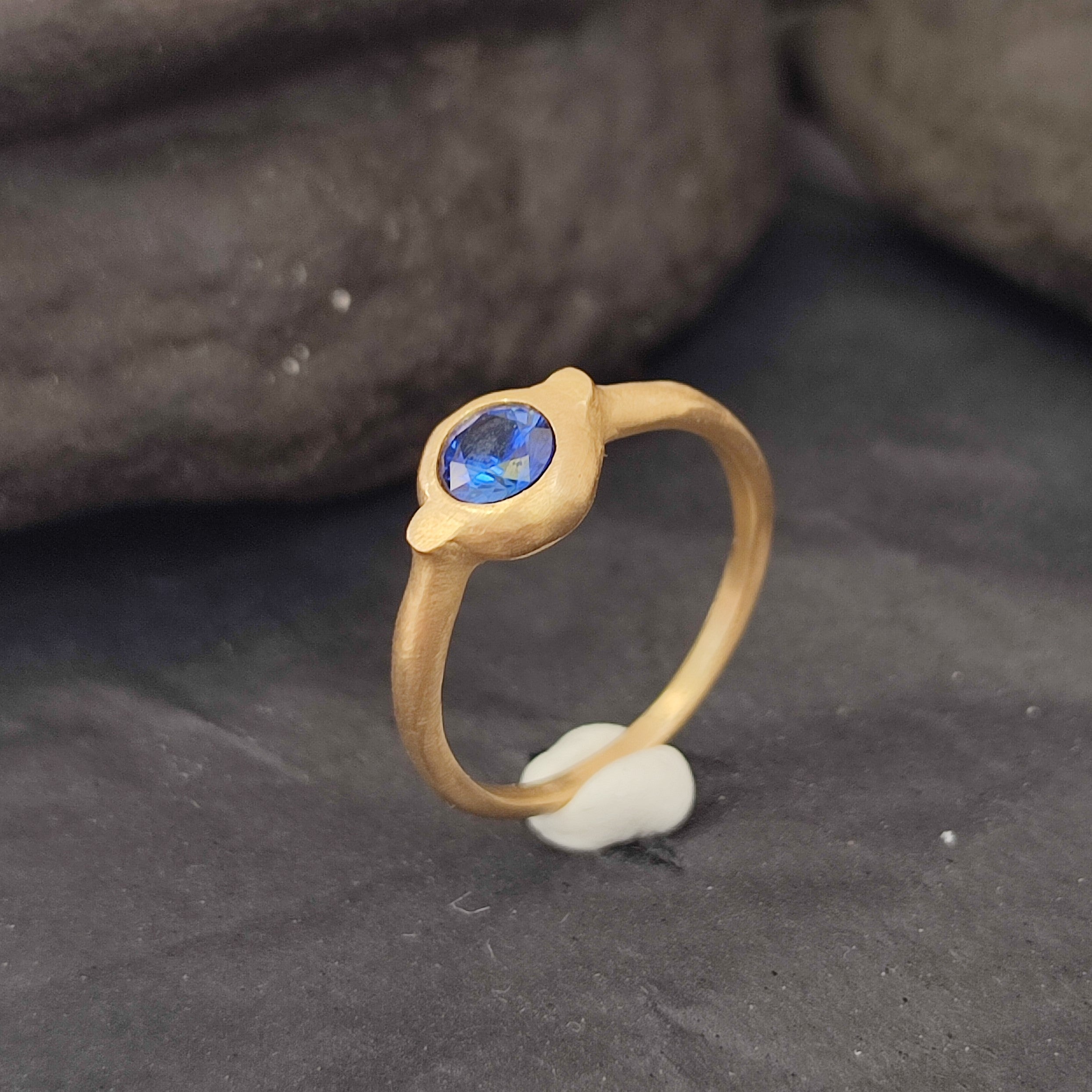 Blue Sapphire Gemstone Ring in 18k gold