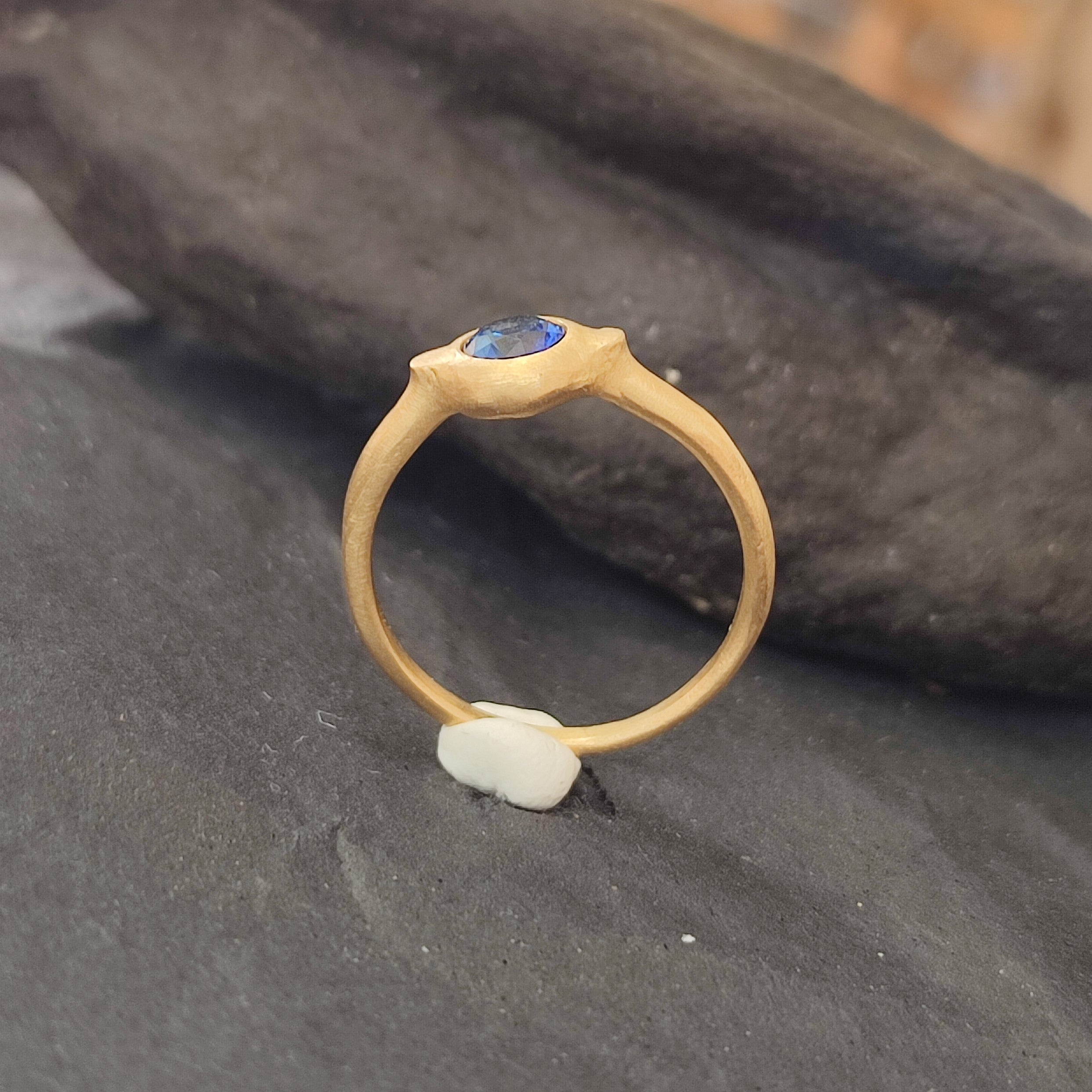 Blue Sapphire Gemstone Ring in 18k gold