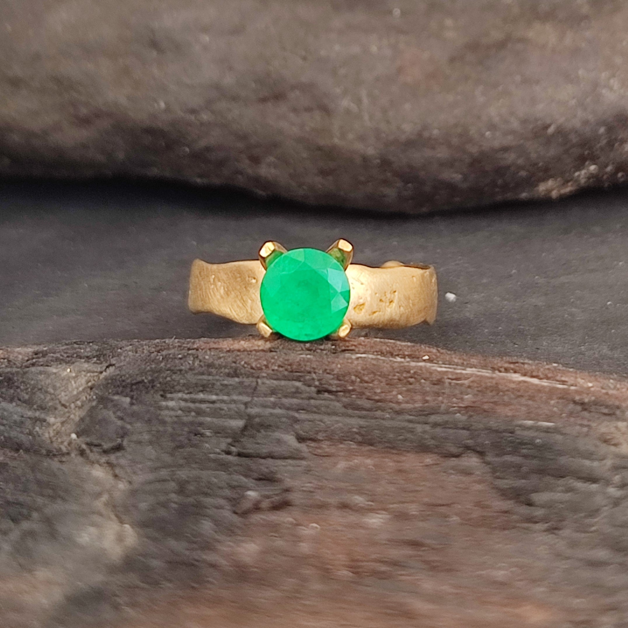 Hammered 18k Gold Ring Green Emerald Gemstone