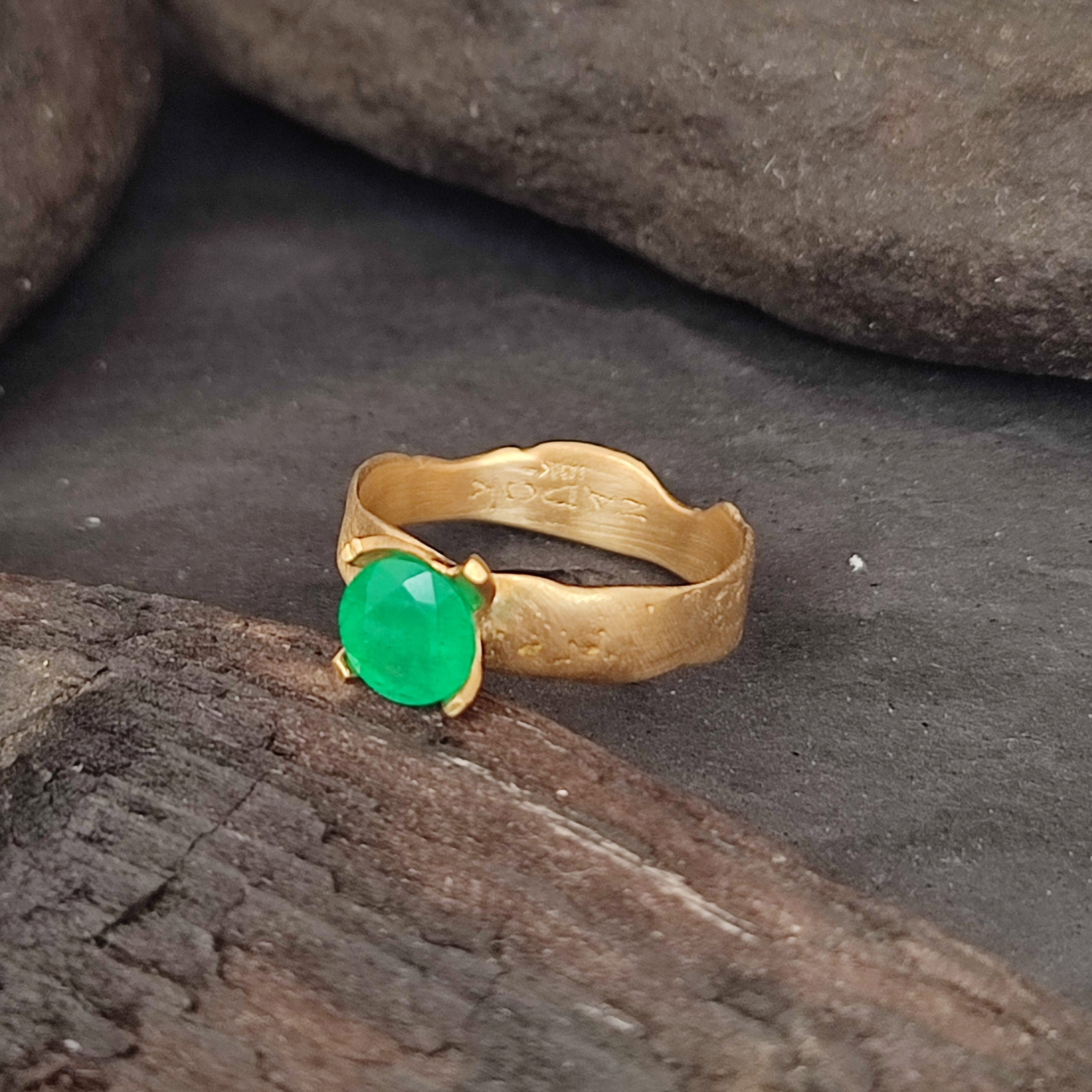 Hammered 18k Gold Ring Green Emerald Gemstone