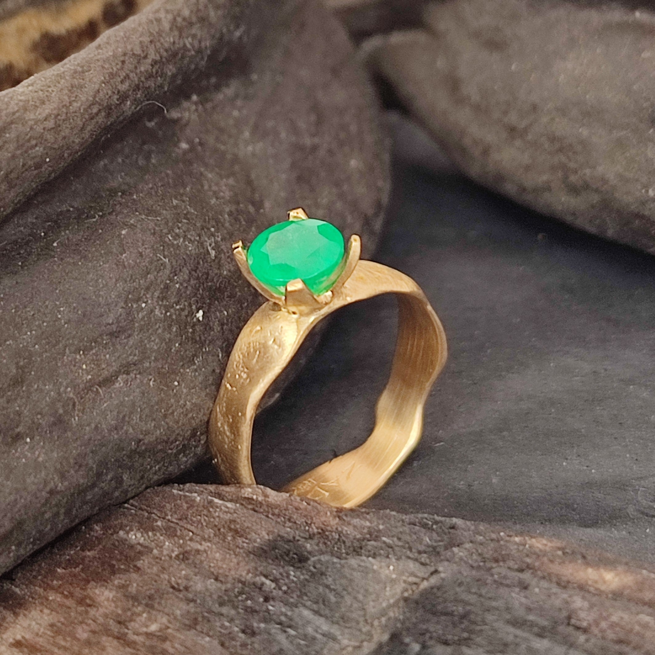 Hammered 18k Gold Ring Green Emerald Gemstone