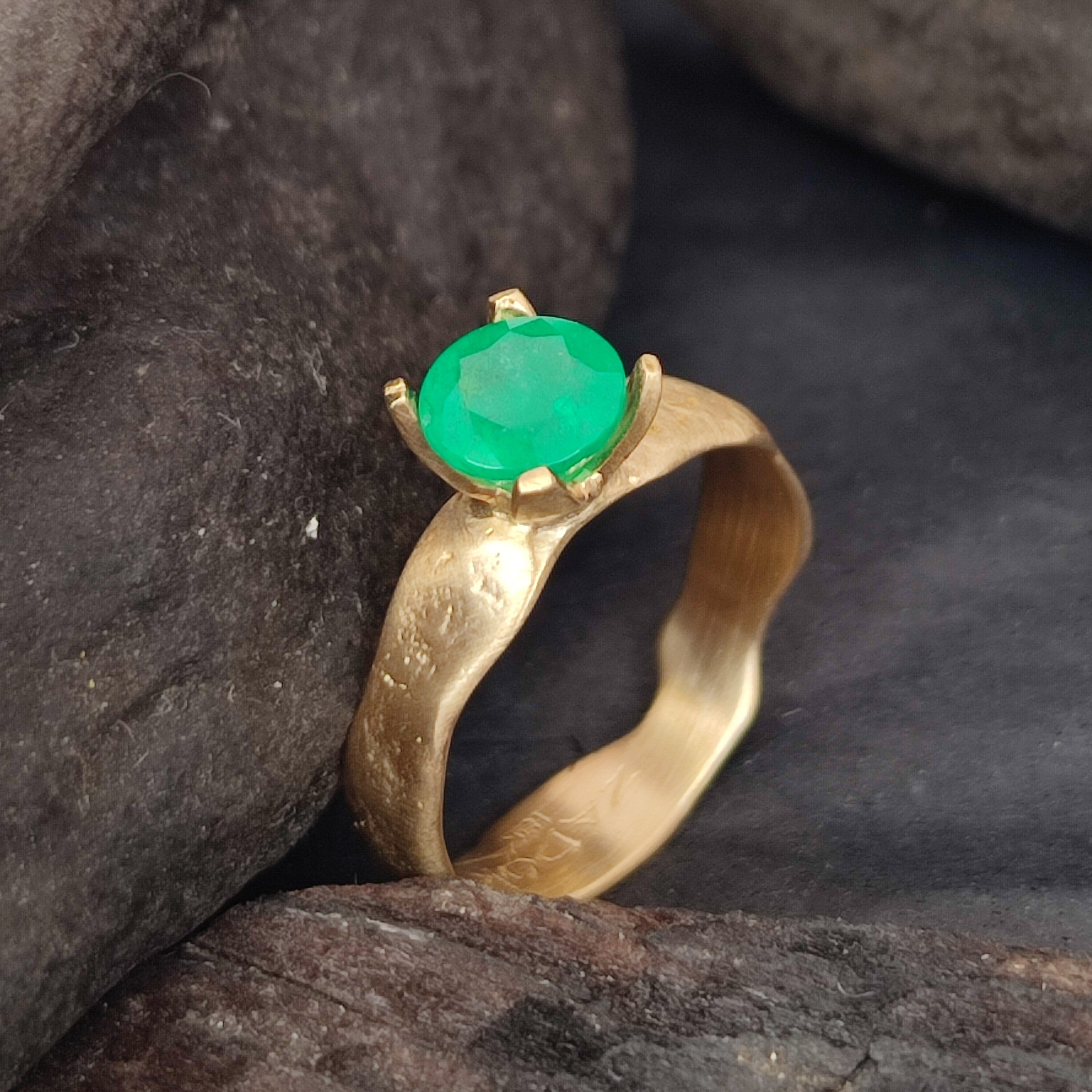 Hammered 18k Gold Ring Green Emerald Gemstone