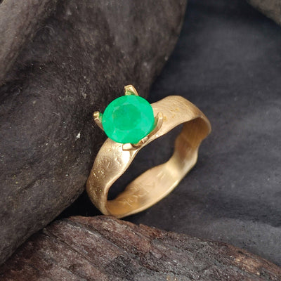 Hammered 18k Gold Ring Green Emerald Gemstone