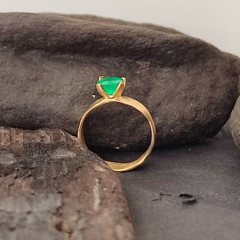 Hammered 18k Gold Ring Green Emerald Gemstone