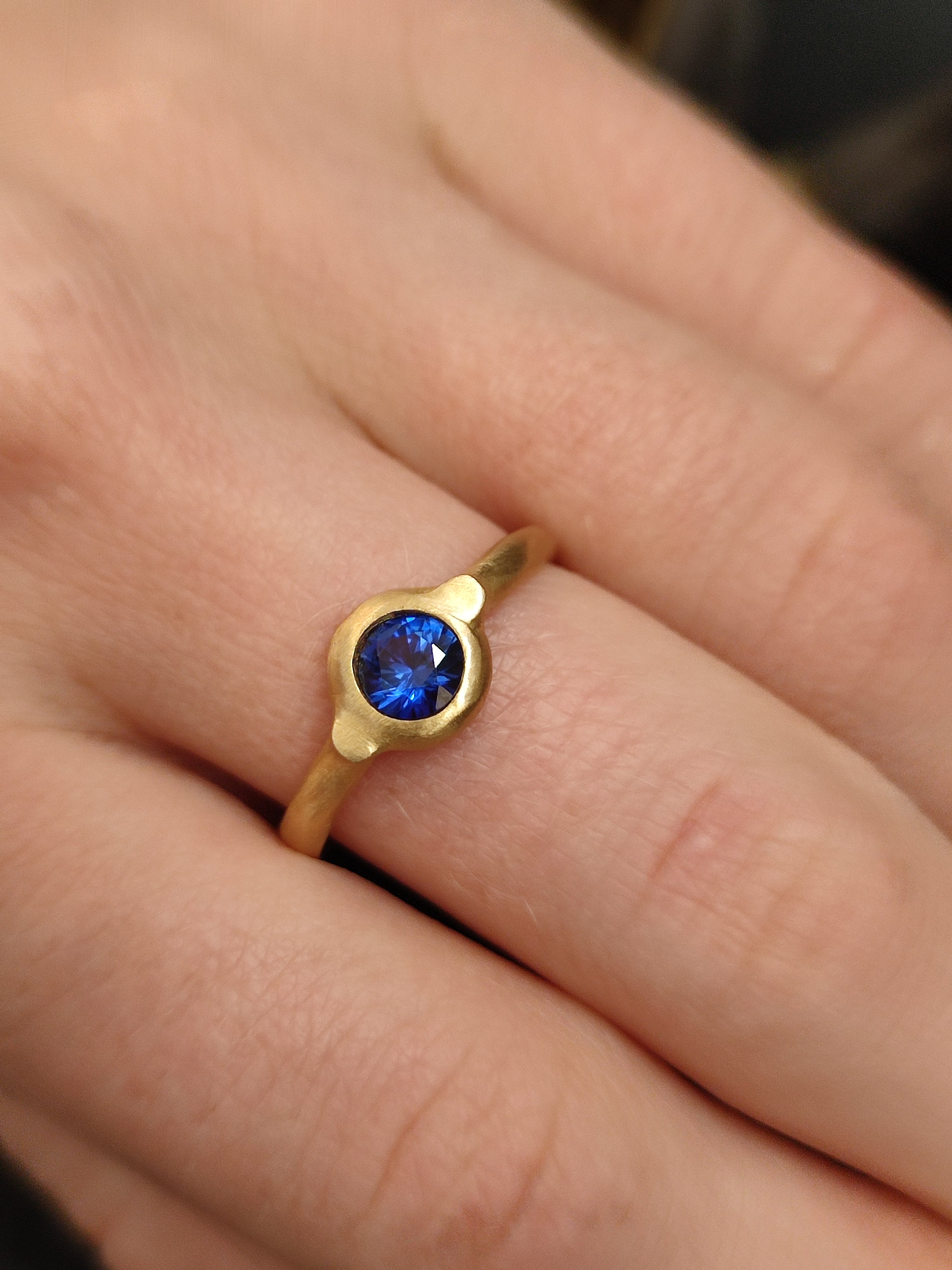 Blue Sapphire Gemstone Ring in 18k gold