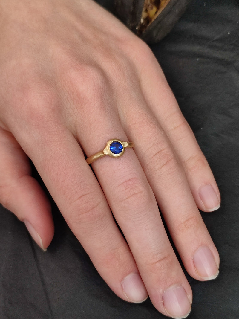 Blue Sapphire Gemstone Ring in 18k gold-ZadokGold