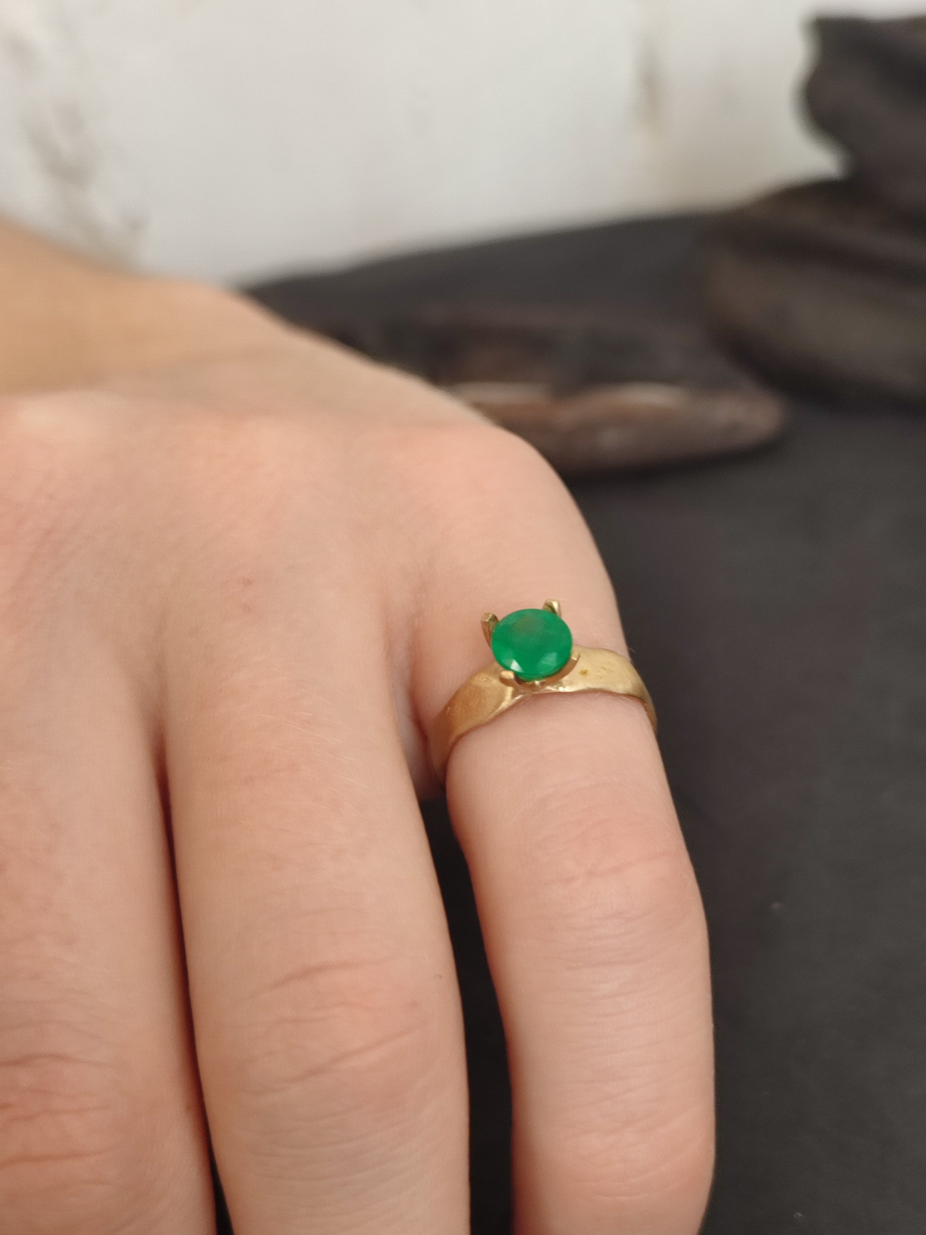 Hammered 18k Gold Ring Green Emerald Gemstone