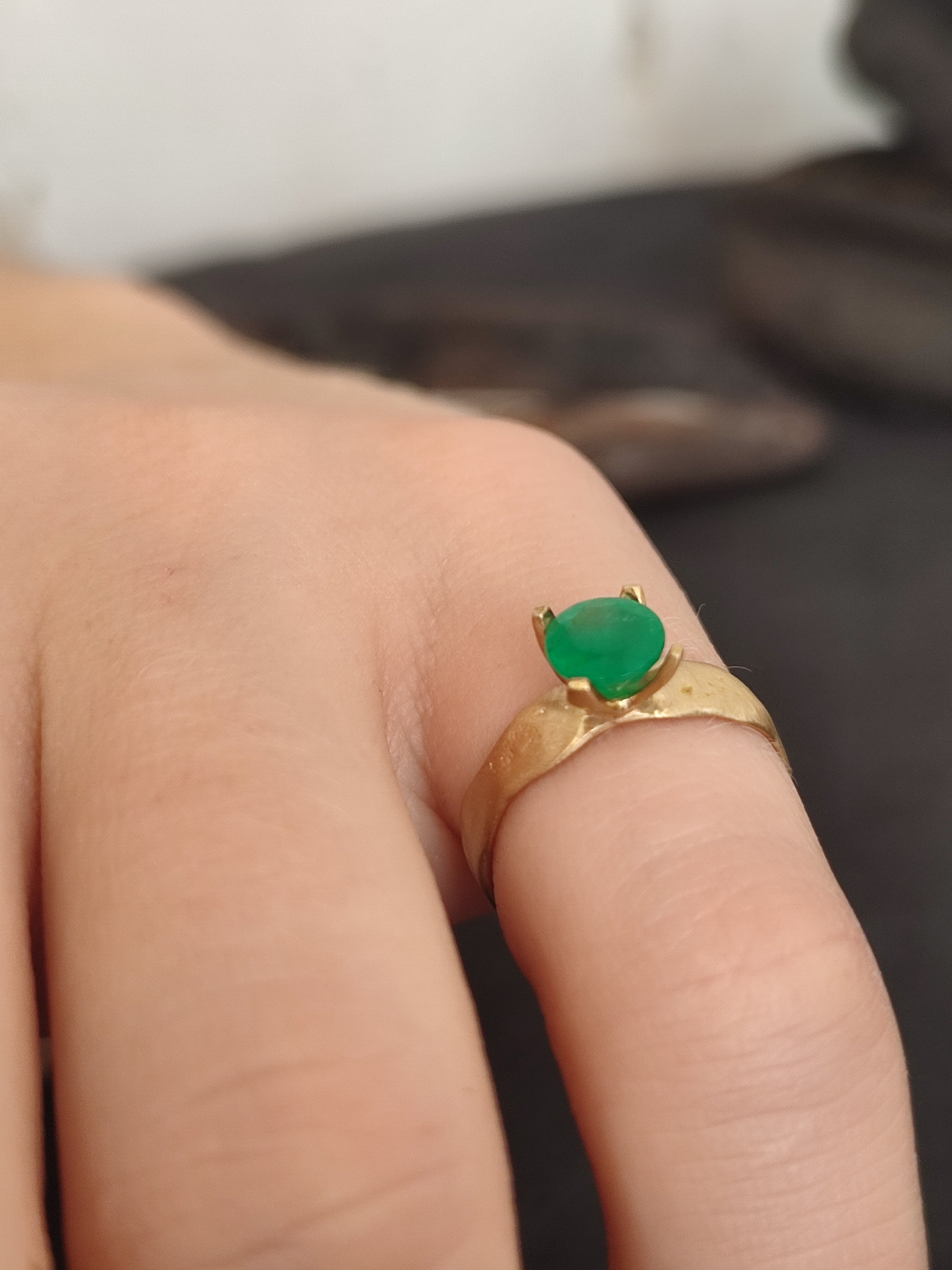 Hammered 18k Gold Ring Green Emerald Gemstone