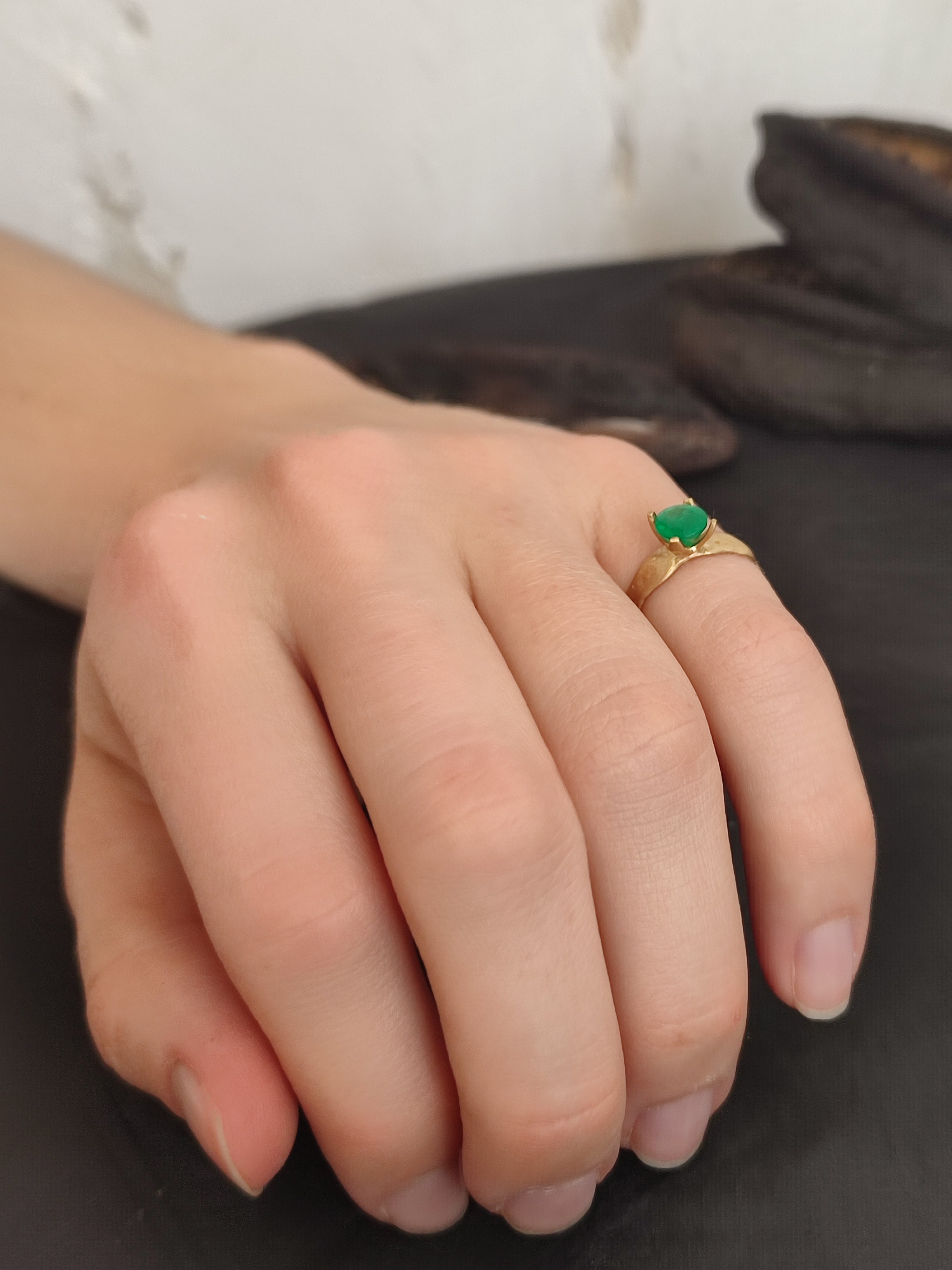 Hammered 18k Gold Ring Green Emerald Gemstone