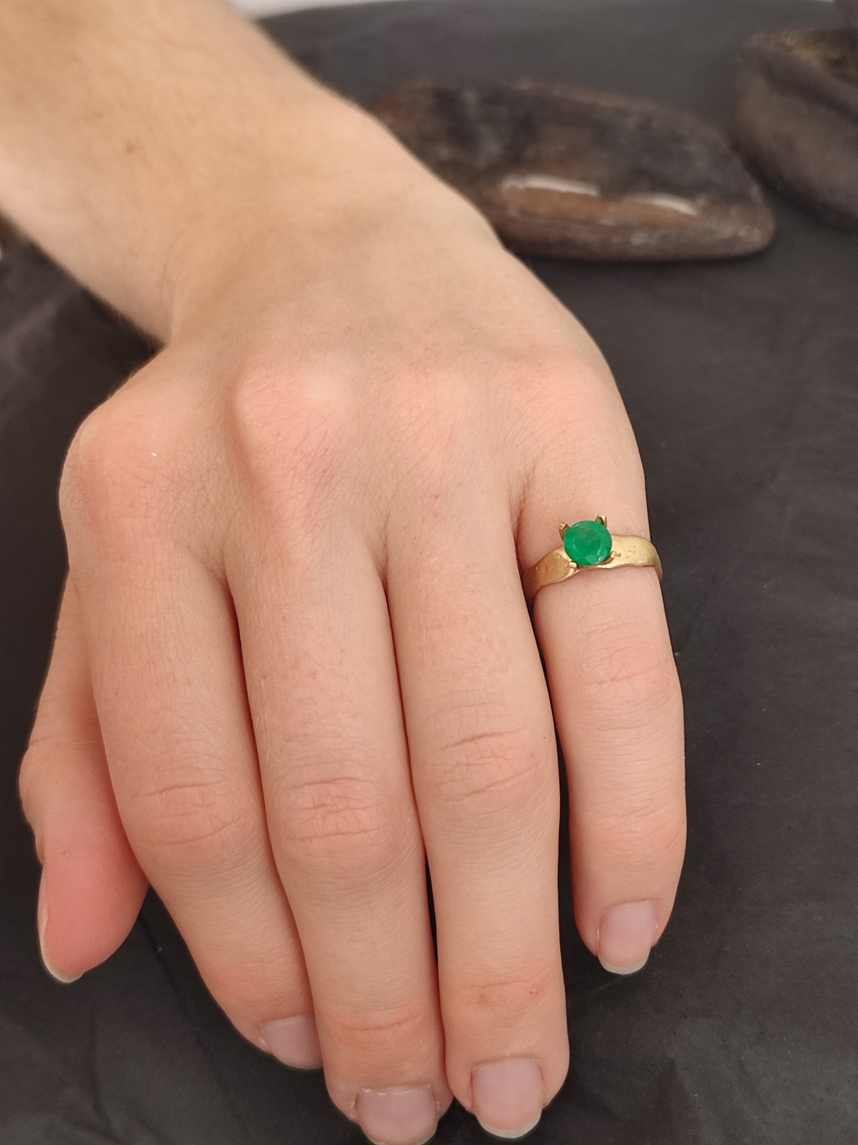 Hammered 18k Gold Ring Green Emerald Gemstone