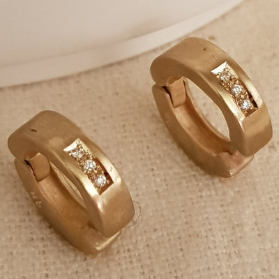 18k huggie hoop earrings 