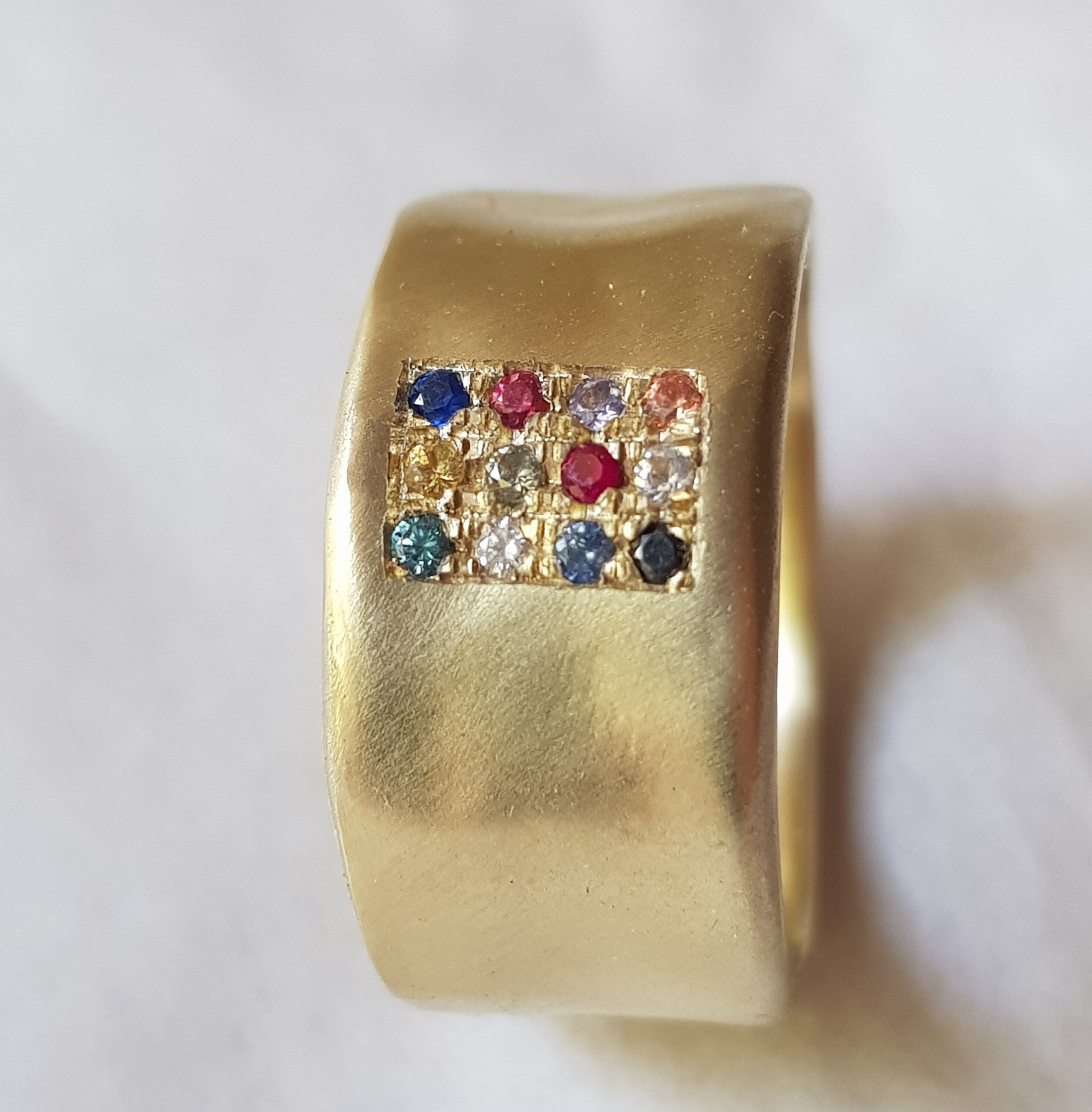 18K Gold Jewish Hoshen Ring Twelve Multi-coloured Gemstones